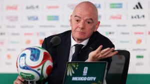 Des parlementaires européens exigent une enquête sur le président de la FIFA concernant l'annulation d'un carton rouge aux États-Unis