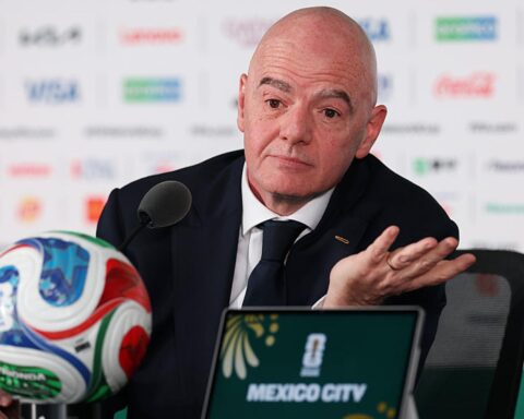 Des parlementaires européens exigent une enquête sur le président de la FIFA concernant l'annulation d'un carton rouge aux États-Unis