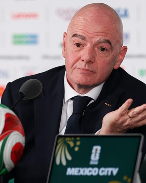 Des parlementaires européens exigent une enquête sur le président de la FIFA concernant l'annulation d'un carton rouge aux États-Unis
