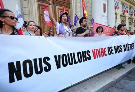 Des professionnels du théâtre interpellent Emmanuel Macron sur les coupes budgétaires au Festival d'Avignon