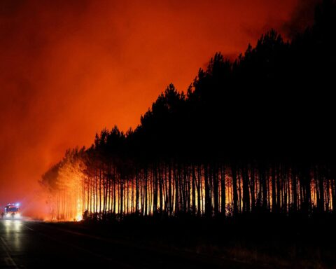 Destruction causée par des incendies de forêt en France et en Espagne: plus de 100 000 évacuations ordonnées