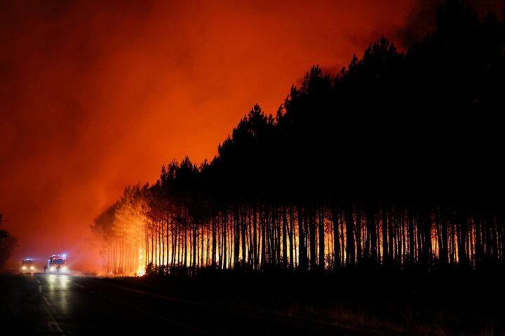 Destruction causée par des incendies de forêt en France et en Espagne: plus de 100 000 évacuations ordonnées