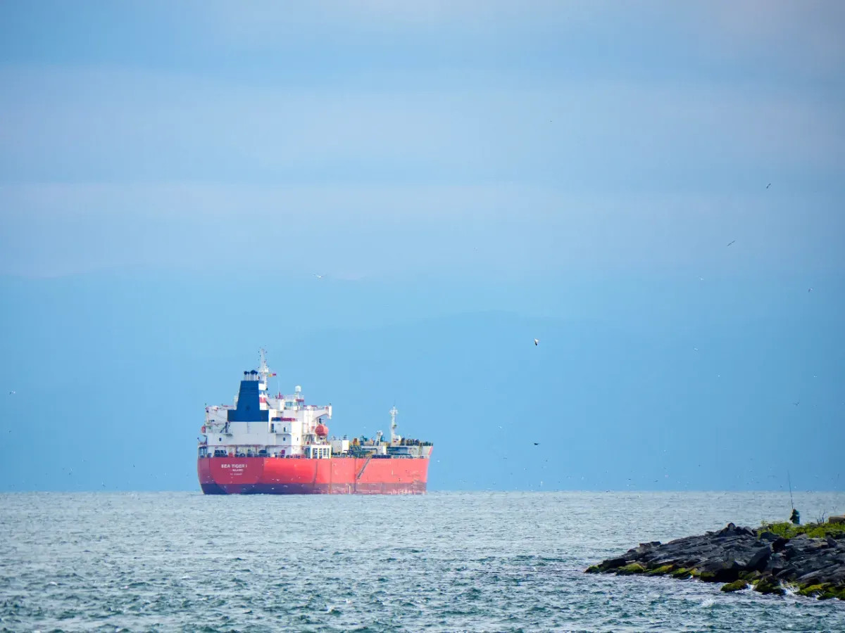 Deux pétroliers saoudiens changent de cap en mer Rouge : les premiers impacts concrets du blocus houthi se manifestent en moins de 24 heures.