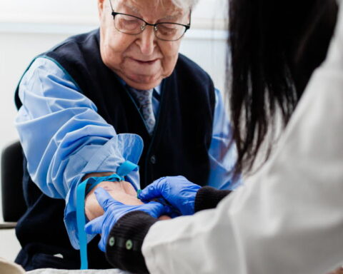 Diagnostic de la maladie d’Alzheimer : une simple prise de sang pour améliorer l'évaluation clinique