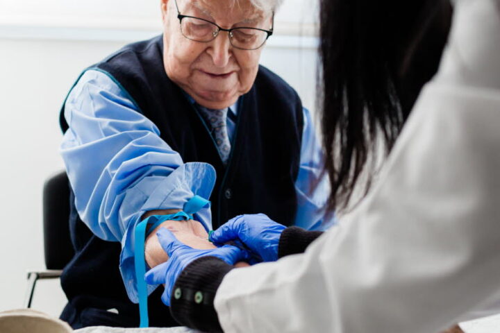 Diagnostic de la maladie d’Alzheimer : une simple prise de sang pour améliorer l'évaluation clinique