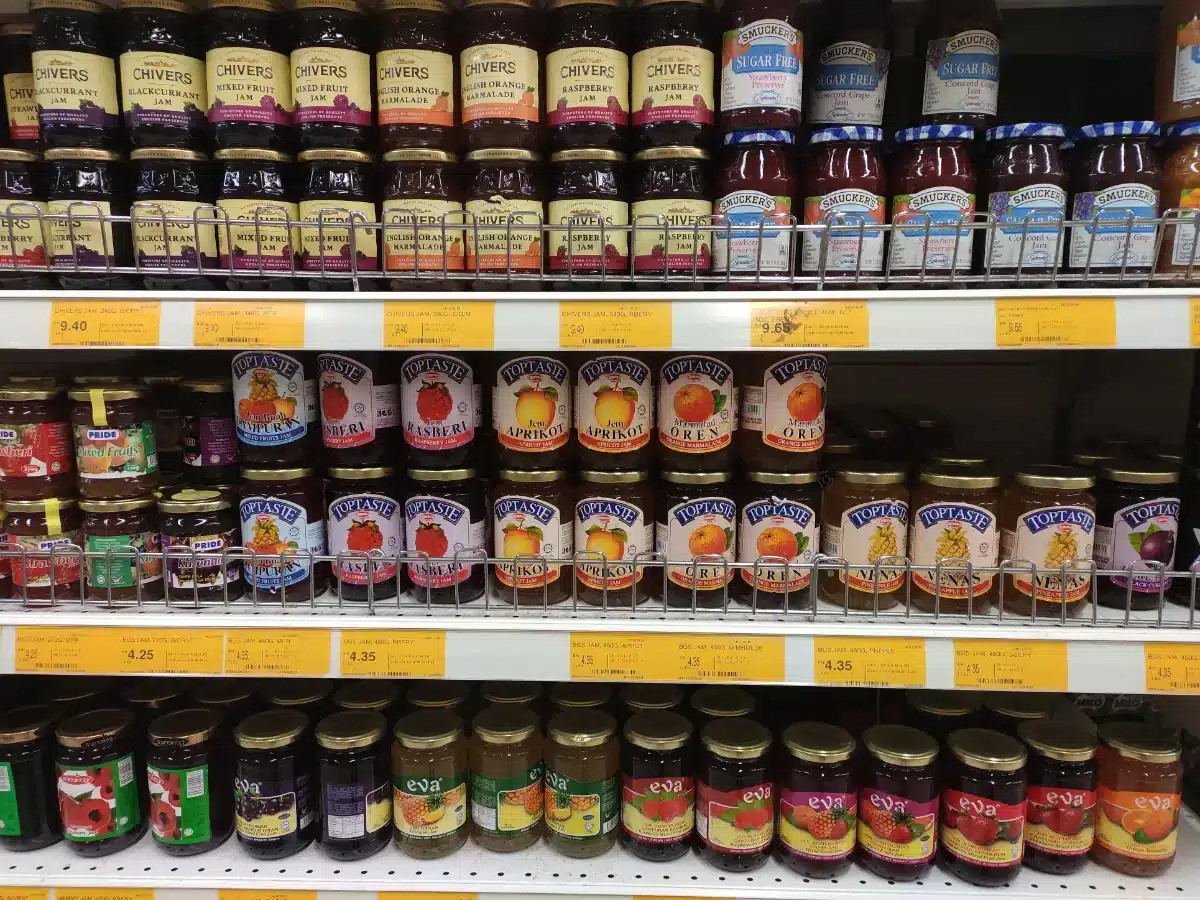Disparition des pots de confiture des rayons : les agriculteurs mettent en garde contre une récolte de fruits historiquement faible.