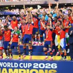 Donald Trump interrompu sur le podium par Gianni Infantino lors de la remise du trophée à l'Espagne