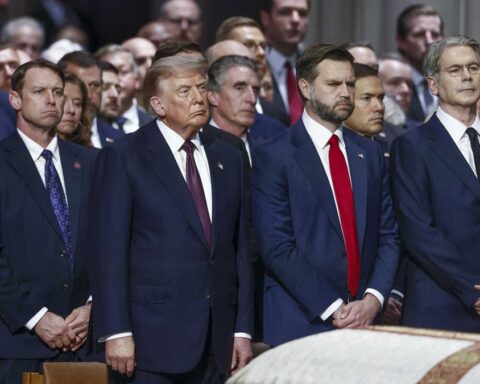 Donald Trump propose des Tic Tac à JD Vance lors des funérailles de Lindsey Graham