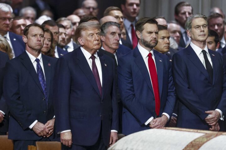 Donald Trump propose des Tic Tac à JD Vance lors des funérailles de Lindsey Graham