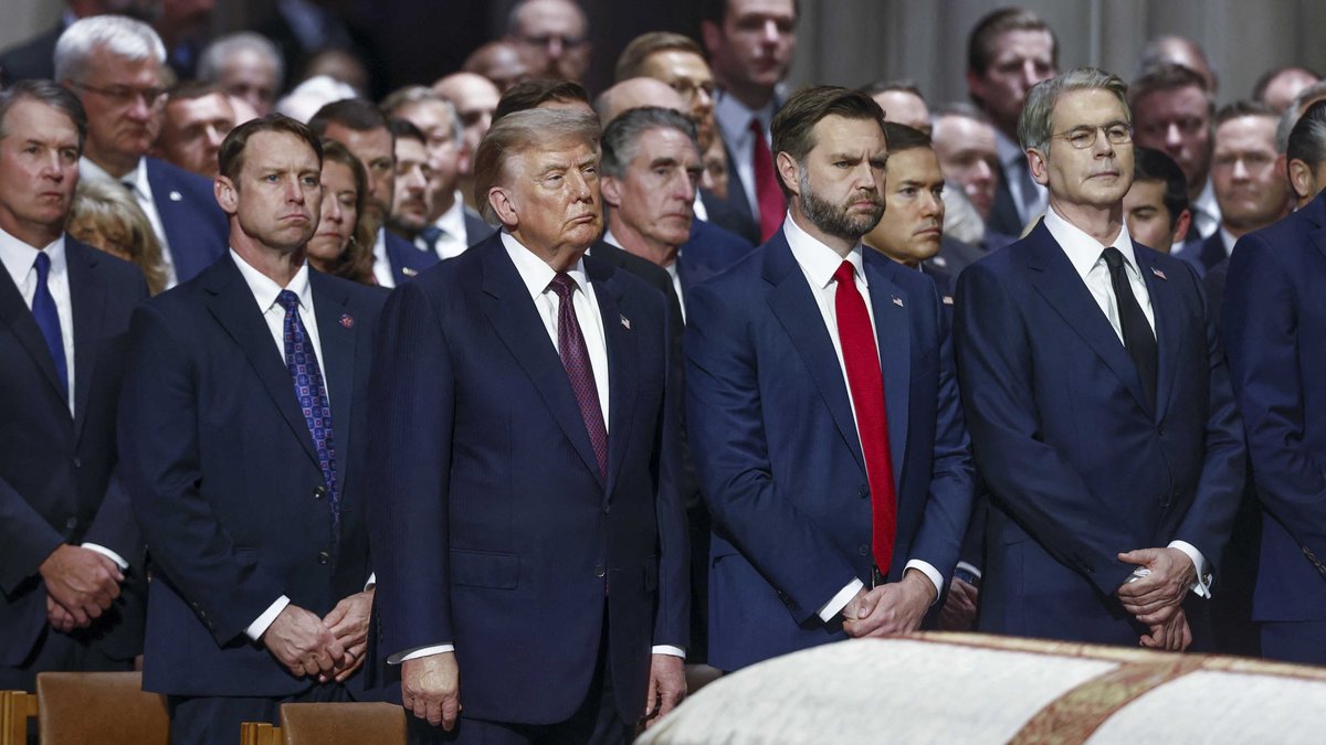Donald Trump propose des Tic Tac à JD Vance lors des funérailles de Lindsey Graham