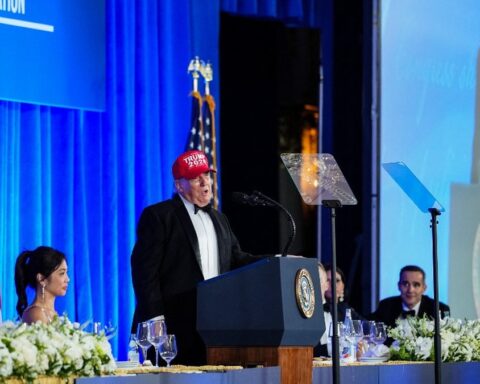 Donald Trump s'en prend aux journalistes lors du gala de la presse à Washington trois mois après une tentative d'assassinat