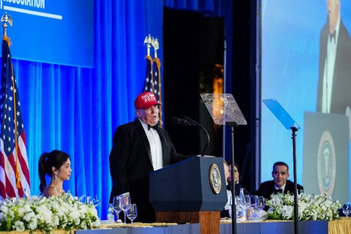Donald Trump s'en prend aux journalistes lors du gala de la presse à Washington trois mois après une tentative d'assassinat