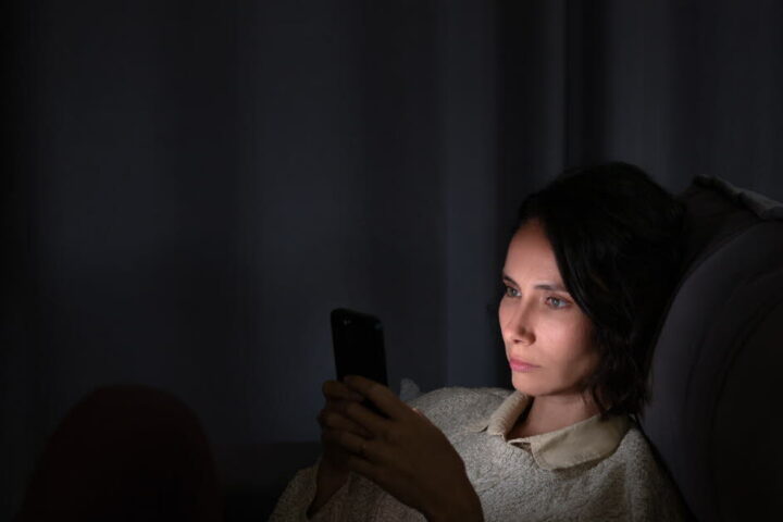 Doomscrolling : les dangers de la consommation répétitive d'informations négatives pour la santé mentale