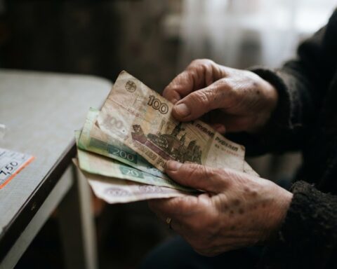 Russie : l'inflation brise l'épargne des ménages, la confiance s'effondre au plus bas depuis 2022