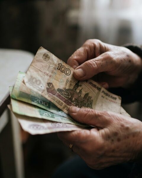 Russie : l'inflation brise l'épargne des ménages, la confiance s'effondre au plus bas depuis 2022
