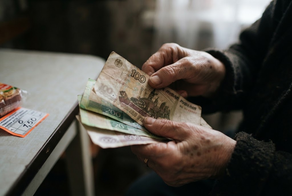 Russie : l'inflation brise l'épargne des ménages, la confiance s'effondre au plus bas depuis 2022