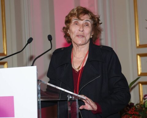 Edith Cresson conservera sa voiture de fonction et son chauffeur jusqu'au 1er août