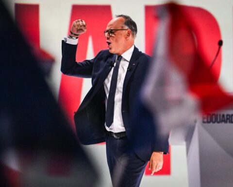 Edouard Philippe à la recherche de soutien à Paris pour la présidentielle de 2027