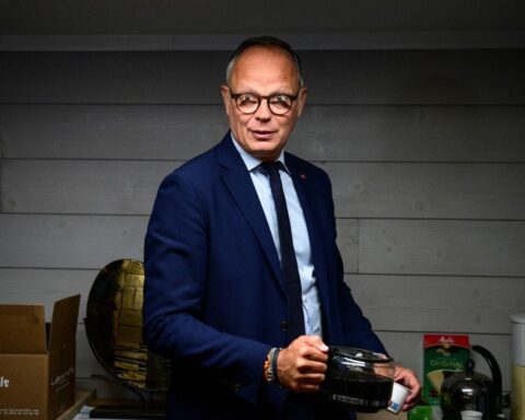 Édouard Philippe juge « dangereux » que Gabriel Attal se présente à la présidentielle de 2027
