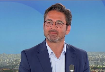 Édouard Philippe prône l'optimisme et un message aux jeunes lors de son premier meeting à Paris