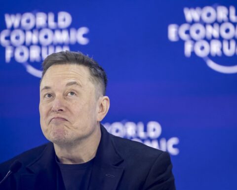 Elon Musk annonce une adaptation de l'Odyssée générée par IA face au succès du film de Christopher Nolan