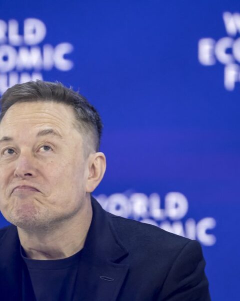 Elon Musk annonce une adaptation de l'Odyssée générée par IA face au succès du film de Christopher Nolan