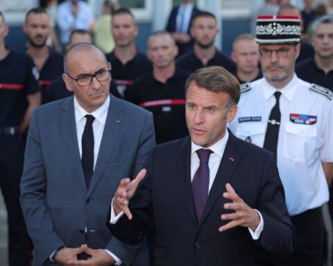 Emmanuel Macron souligne l’unité face aux incendies lors de sa visite en Gironde
