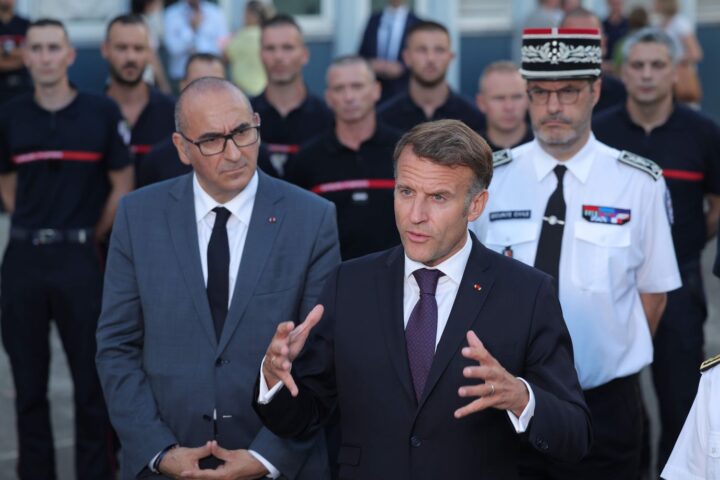 Emmanuel Macron souligne l’unité face aux incendies lors de sa visite en Gironde