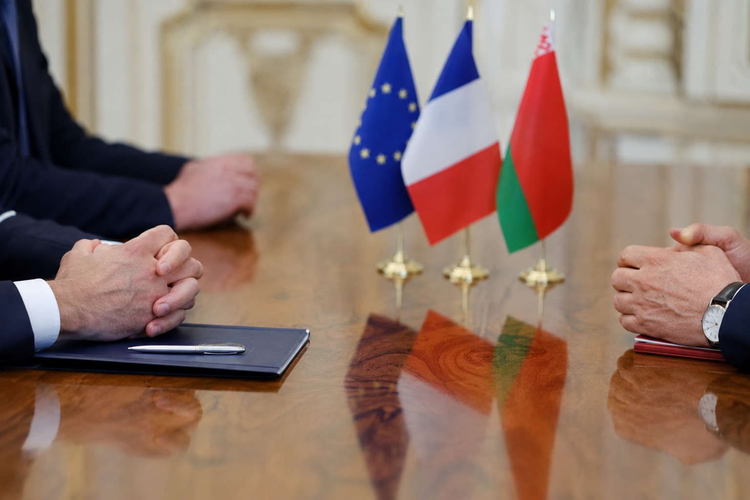Les diplomaties européenne et française en mission à Minsk pour dissuader la Biélorussie d’entrer en guerre
