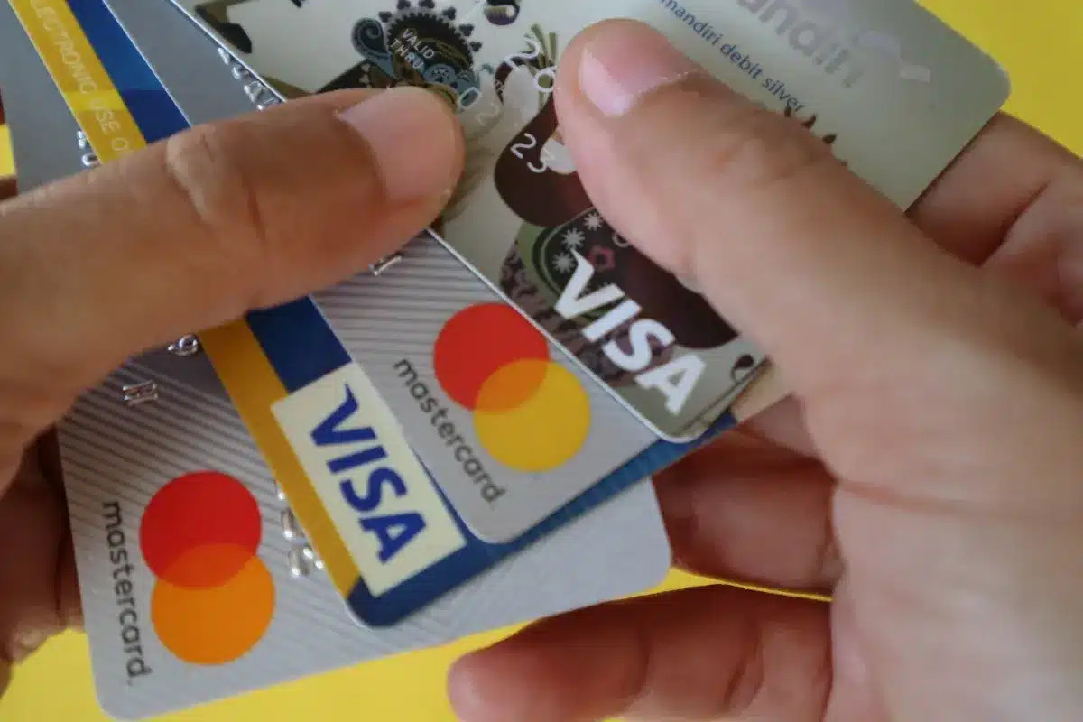 Fin de l'utilisation du code à 4 chiffres sur votre carte bancaire : une méthode de remplacement qui surprend même les conseillers en agence.
