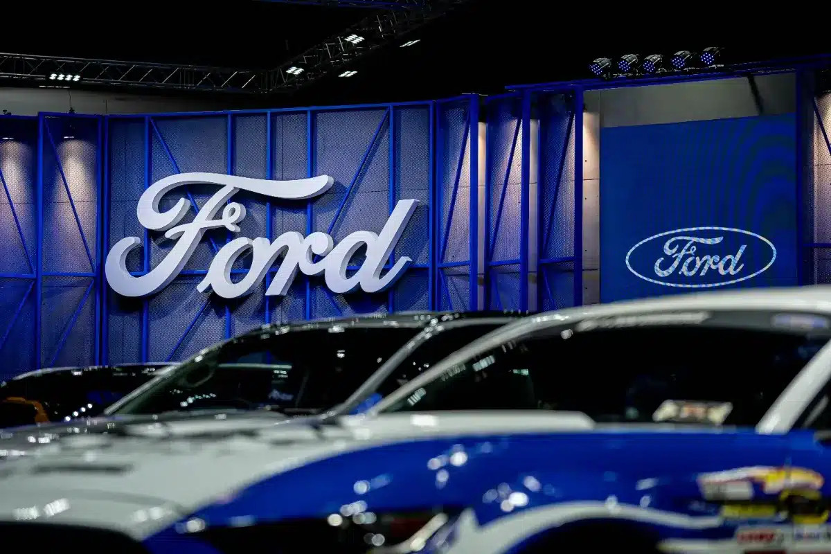 Ford réembauche des ingénieurs licenciés pour contrer l'échec coûtant des centaines de millions de dollars lié à l'IA.