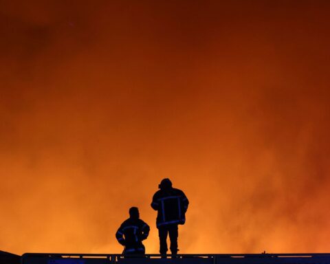 Gironde : 2.000 hectares en flammes, évacuation de 12.000 personnes près du bassin d’Arcachon