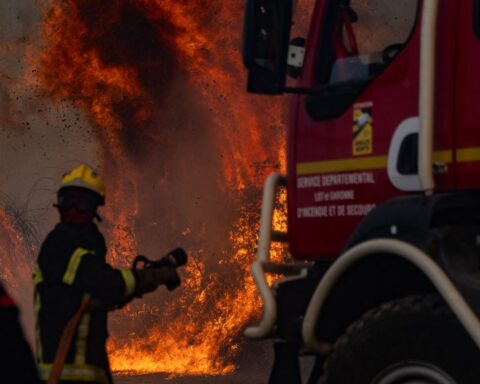 Gironde : un incendie ravage 1.400 hectares, 4.600 personnes évacuées
