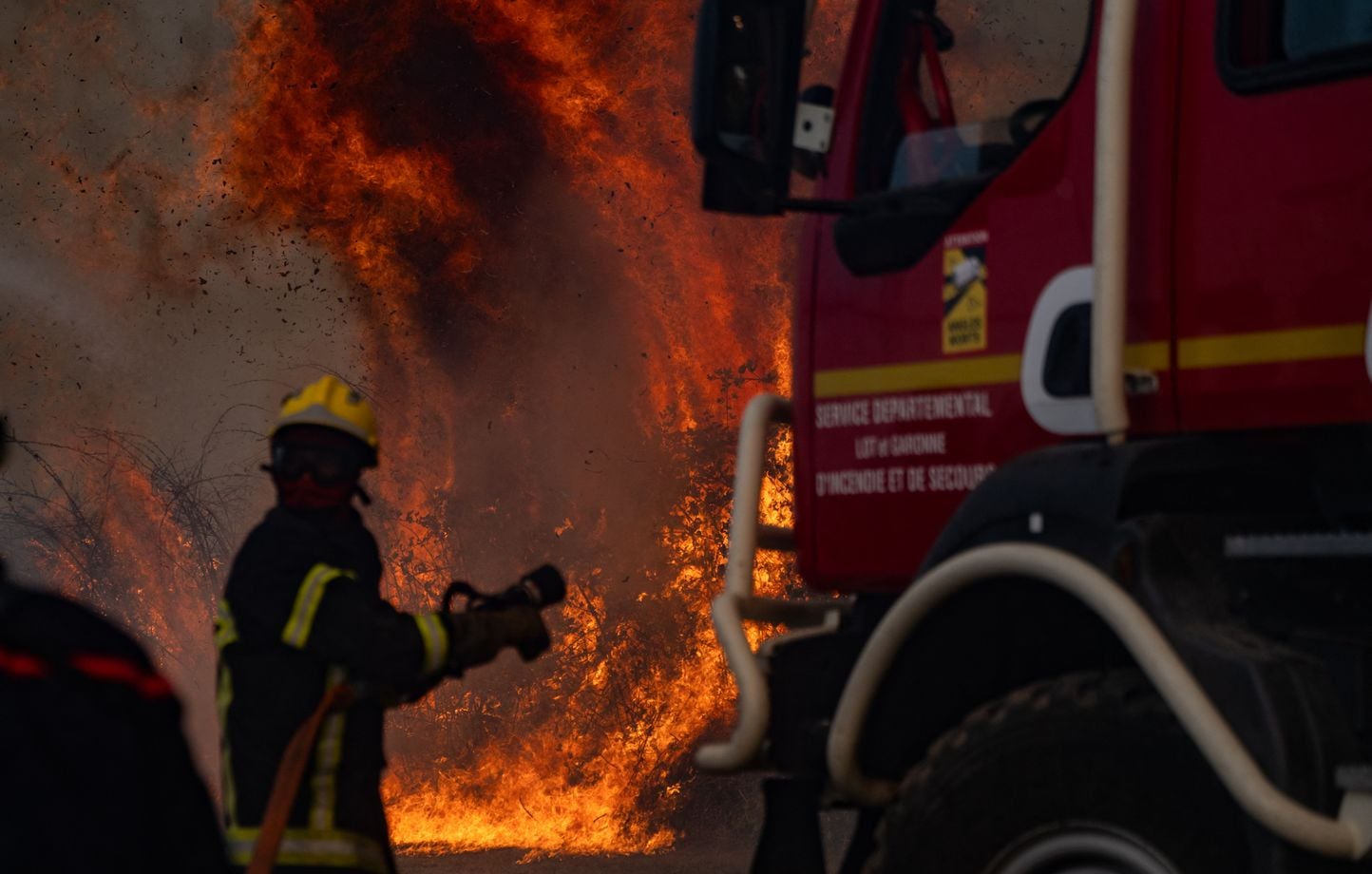 Gironde : un incendie ravage 1.400 hectares, 4.600 personnes évacuées