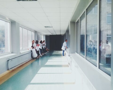 Hôpitaux publics : une légère réduction du déficit accompagnée d'une administration pléthorique pesant sur les finances.