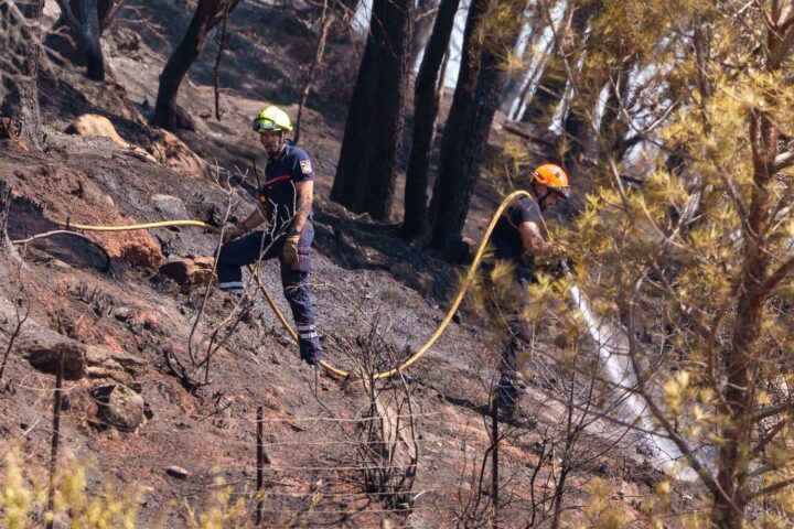 Incendie dans le Var : 2.550 hectares ravagés, le feu contenu malgré des points chauds persistants
