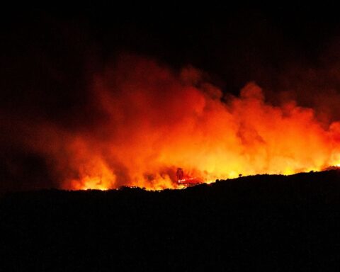 Incendie dévastateur dans les Pyrénées-Orientales : 10.500 résidents évacués face à la menace des flammes