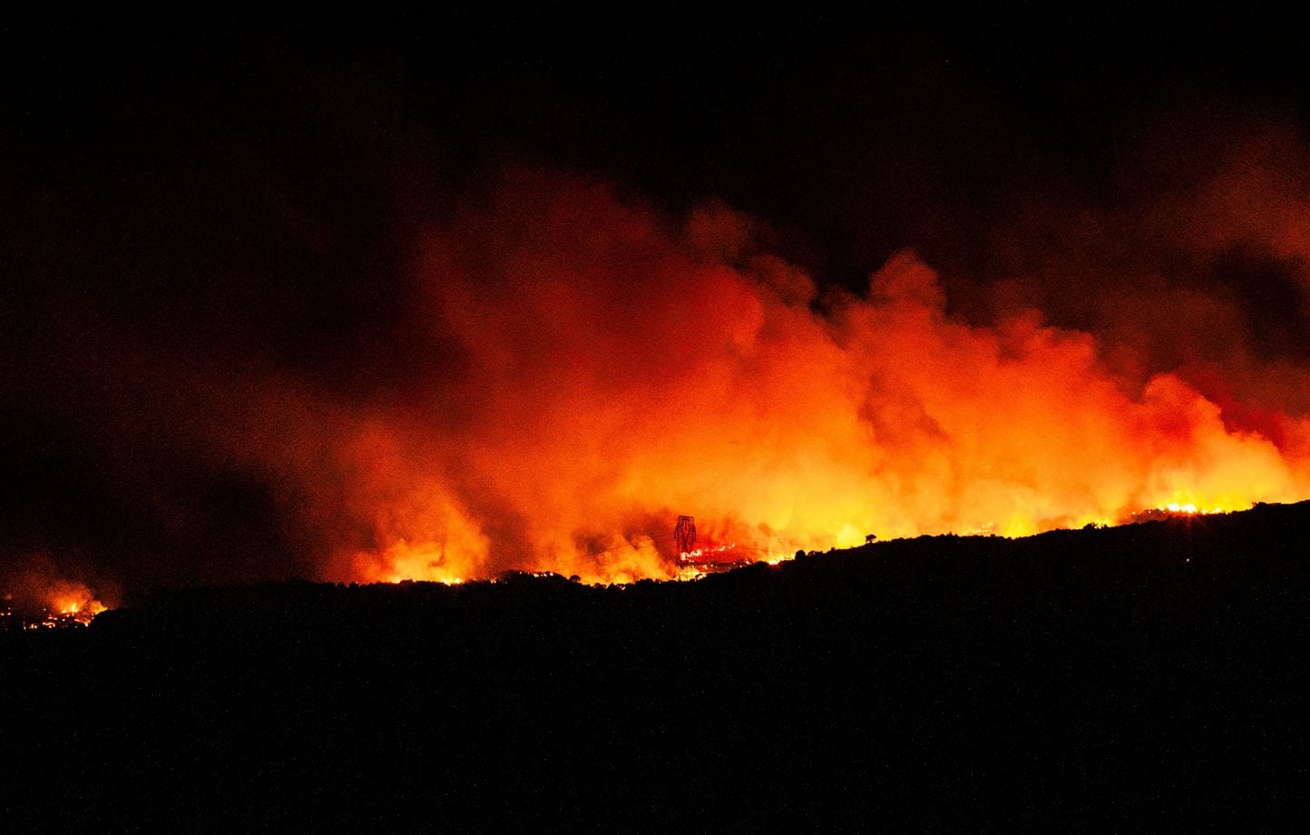 Incendie dévastateur dans les Pyrénées-Orientales : 10.500 résidents évacués face à la menace des flammes