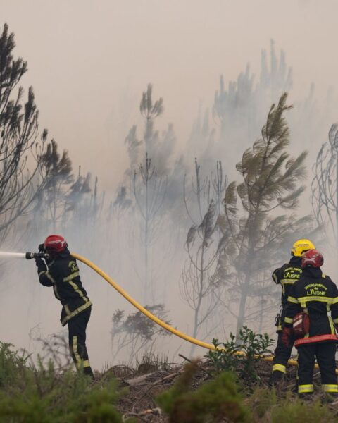 Incendie en Gironde : la situation s'aggrave avec 220.000 évacués et des menaces pour Bordeaux
