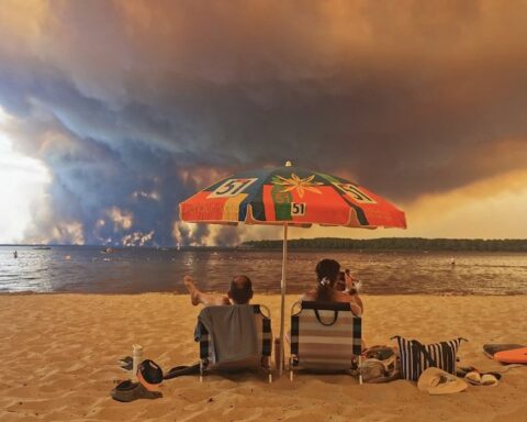 Incendie en Gironde : photo emblématique montre le contraste entre vacanciers et feu dévastateur