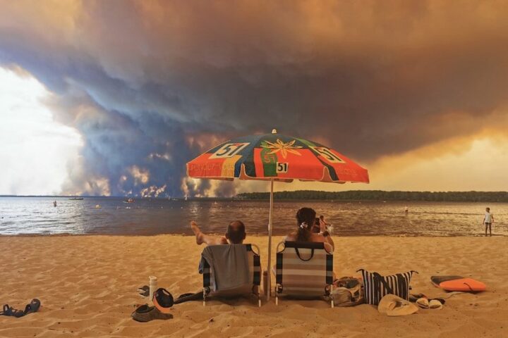 Incendie en Gironde : photo emblématique montre le contraste entre vacanciers et feu dévastateur