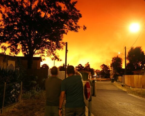 Incendie majeur près du bassin d'Arcachon : plus de 12.000 evacués et 2.000 hectares détruits