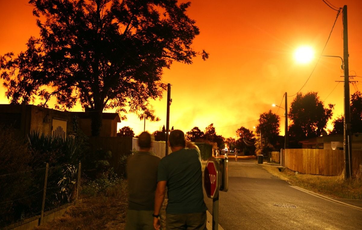 Incendie majeur près du bassin d'Arcachon : plus de 12.000 evacués et 2.000 hectares détruits