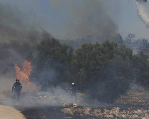Incendie sur l'île de Paros : des vacances en famille déroutées pour une famille suisse