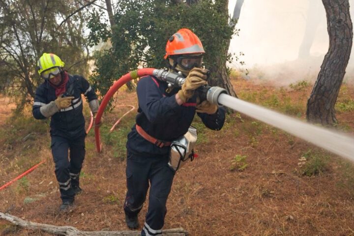 Incendies autour de Marseille : 27 feux déclarés et 2.200 évacuations dans le Var