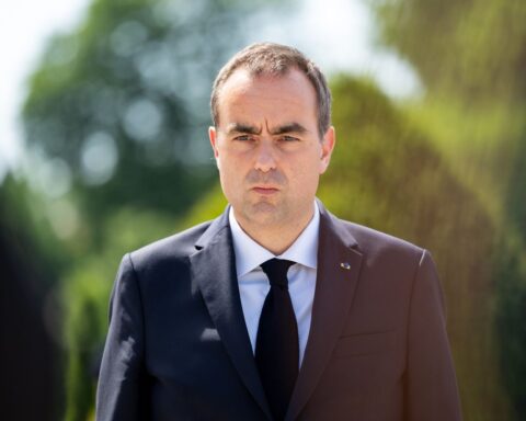 Incendies en Gironde et dans les Landes : lecornu annonce l'envoi de 500 militaires supplémentaires