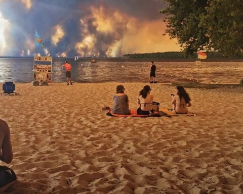Incendies en Gironde : les autorités déconseillent les vacances dans le département en août