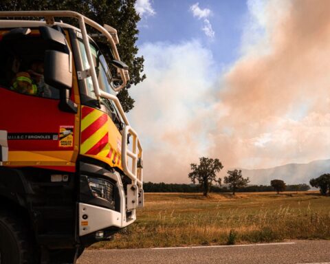 Incendies en Var : bataille intense pour contenir le feu malgré des conditions à risque
