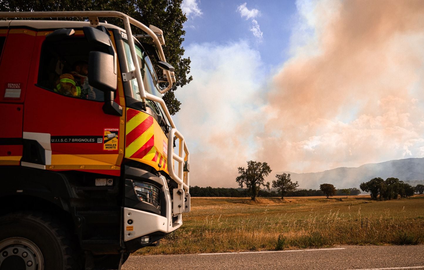 Incendies en Var : bataille intense pour contenir le feu malgré des conditions à risque