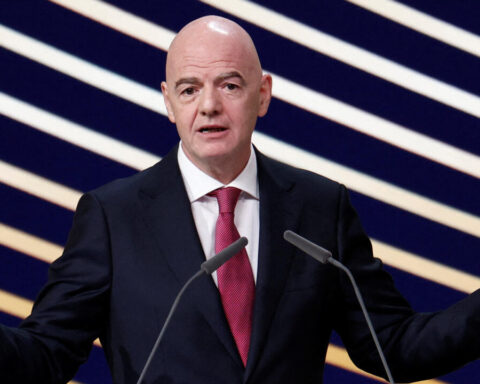 Infantino défend son projet d'investisseurs privés à la FIFA : "une opportunité, pas une obligation" malgré les critiques croissantes.